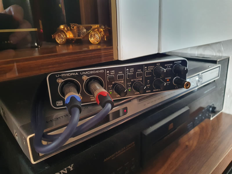 Behringer_U-PHORIA_UMC204HD.jpg